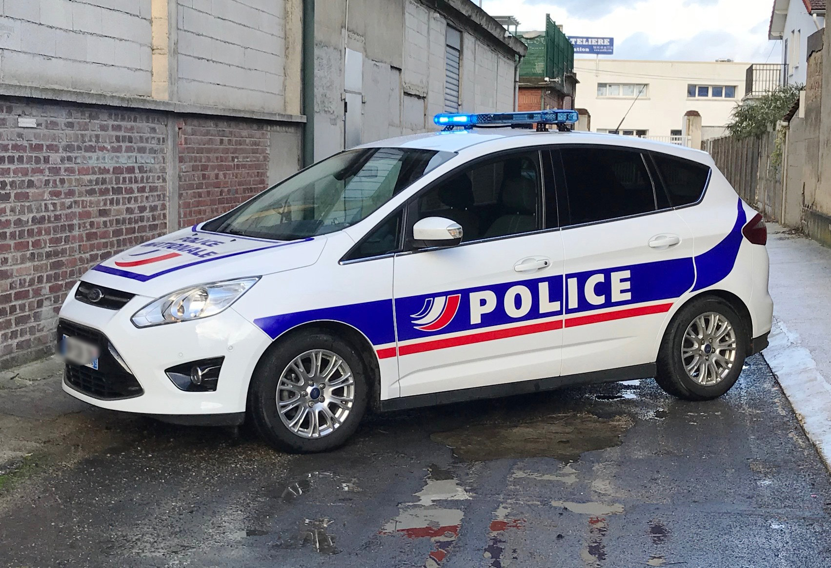 Ford-C-Max-Police-street